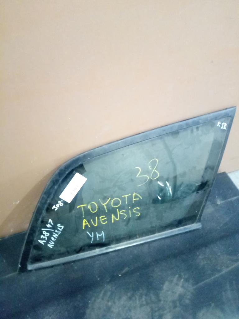 Стекло кузовное боковое правое  Toyota Avensis