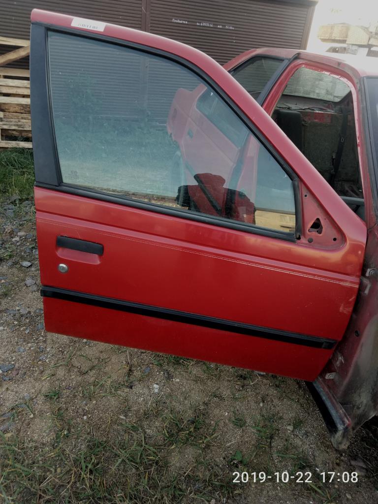 Дверь передняя правая  Peugeot 405