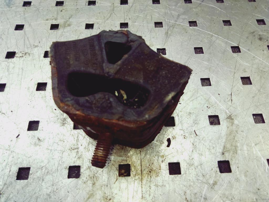 Подушка крепления двигателя  Audi 80