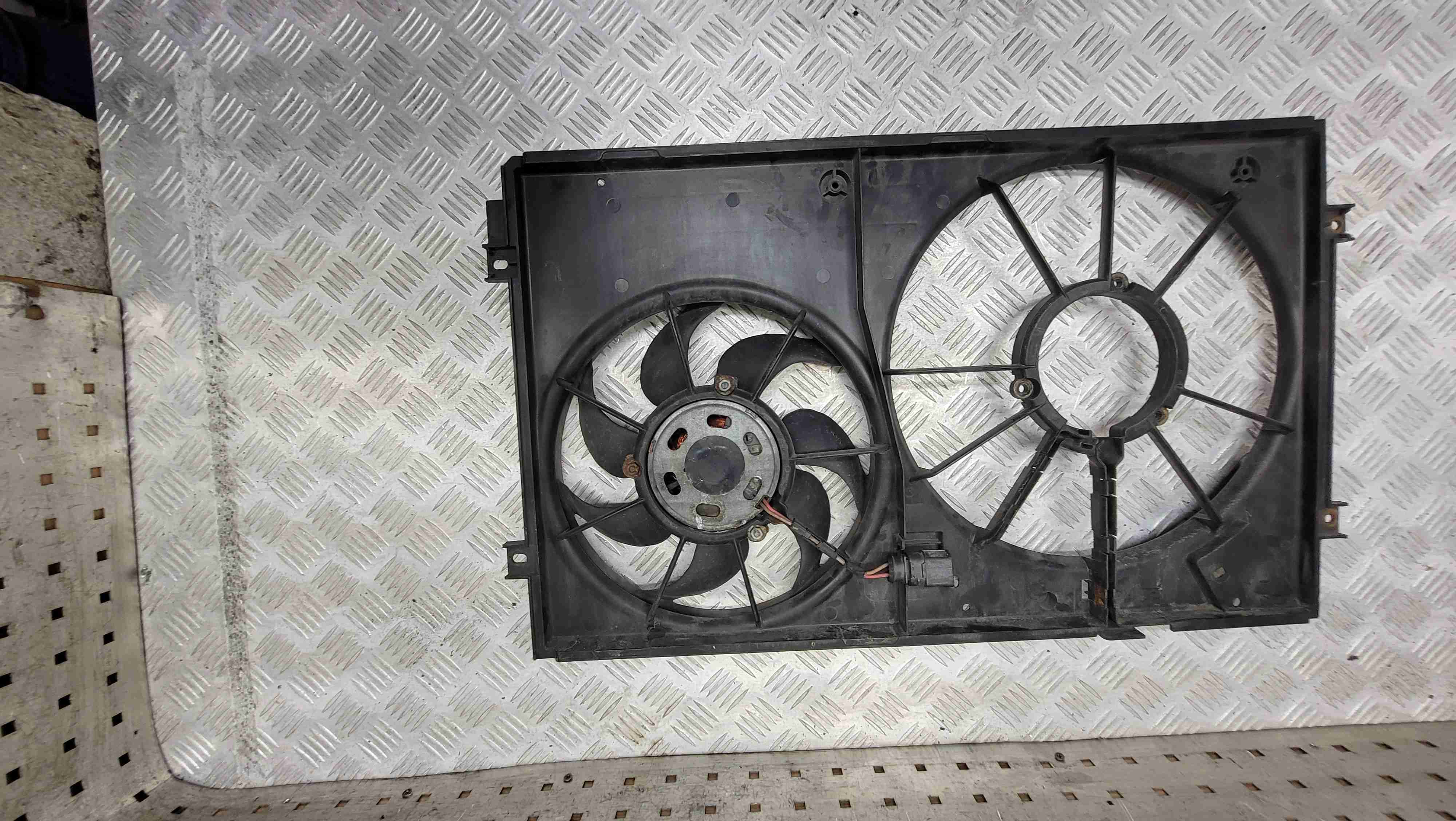 Диффузор вентилятора  Volkswagen Caddy