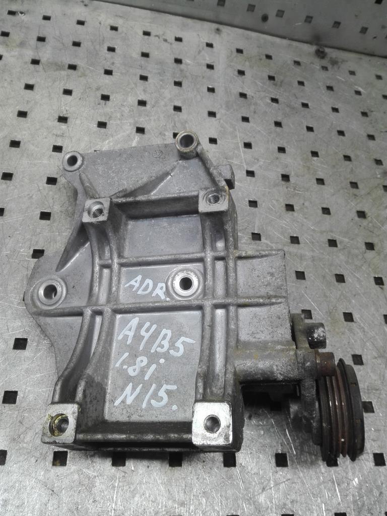 Кронштейн компрессора кондиционера  Audi A4