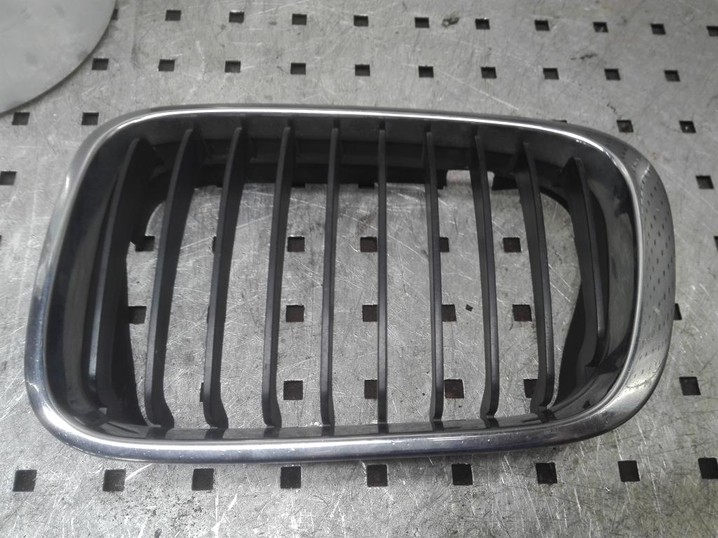 Решетка радиатора  BMW 3-Series