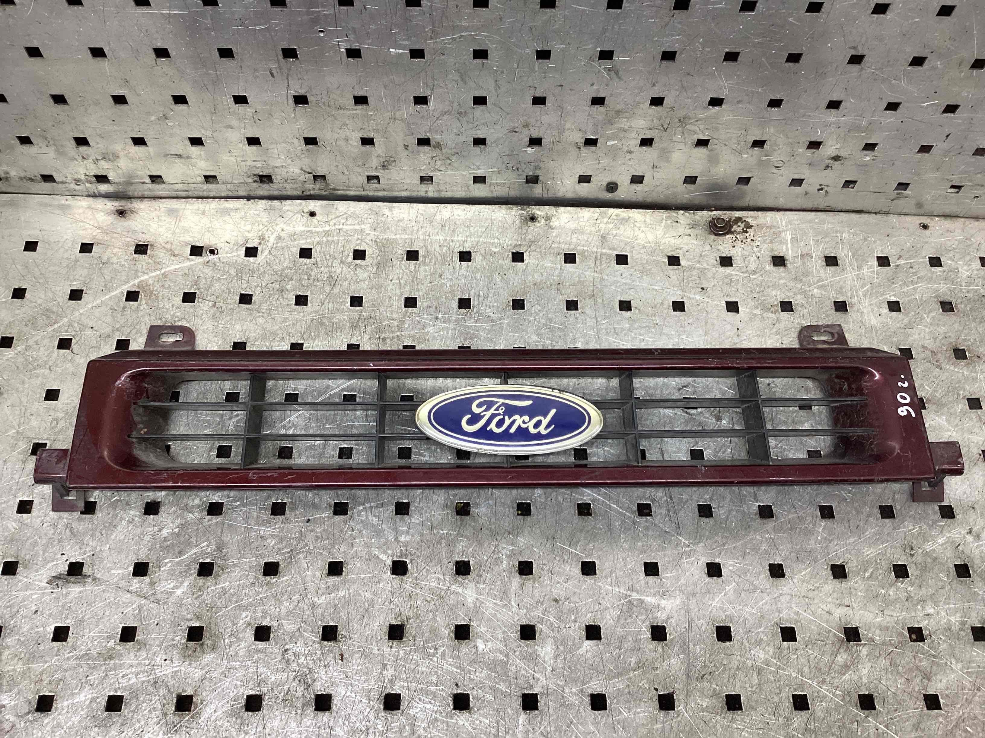 Решетка радиатора  Ford Scorpio