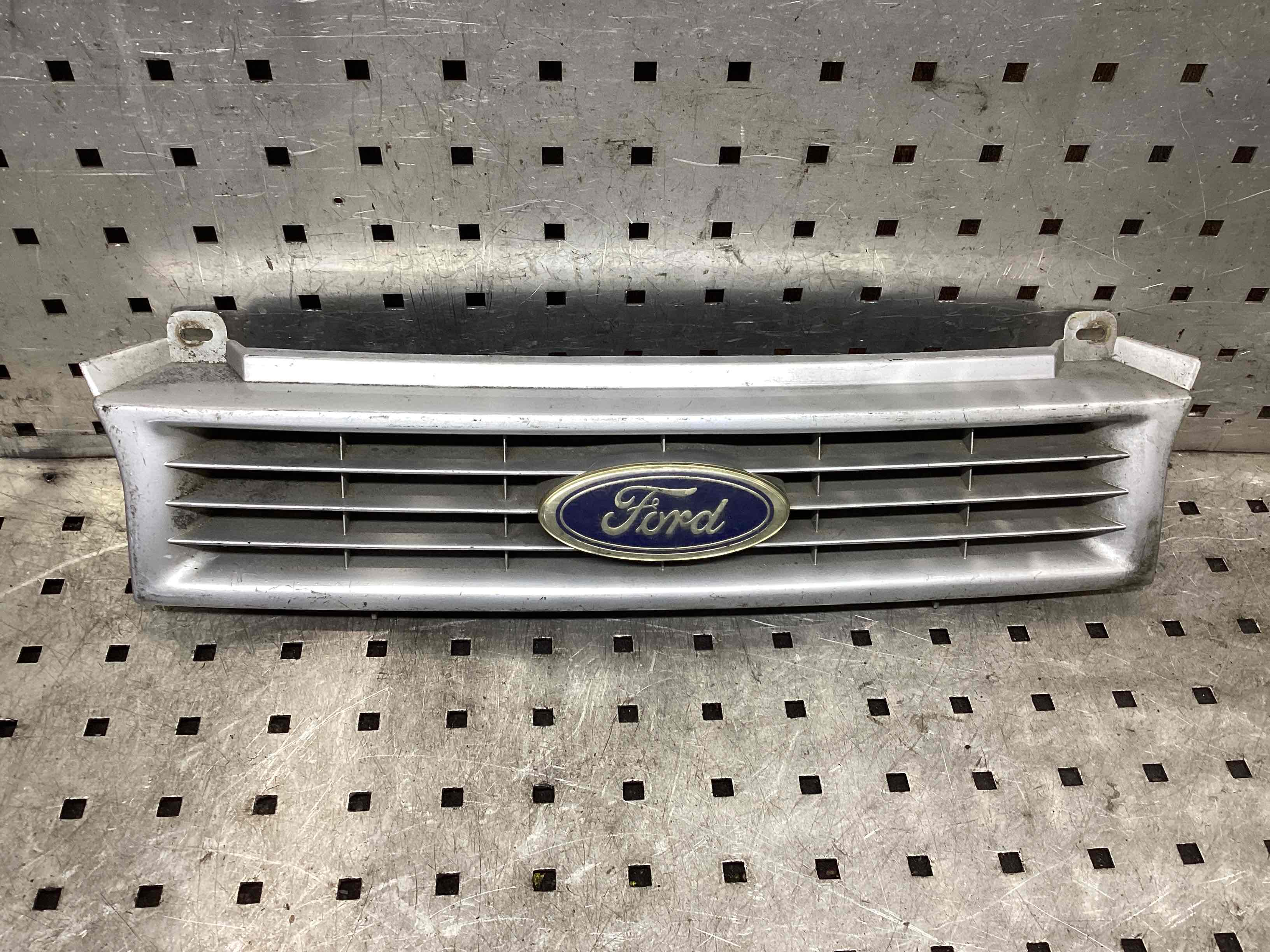 Решетка радиатора  Ford Sierra