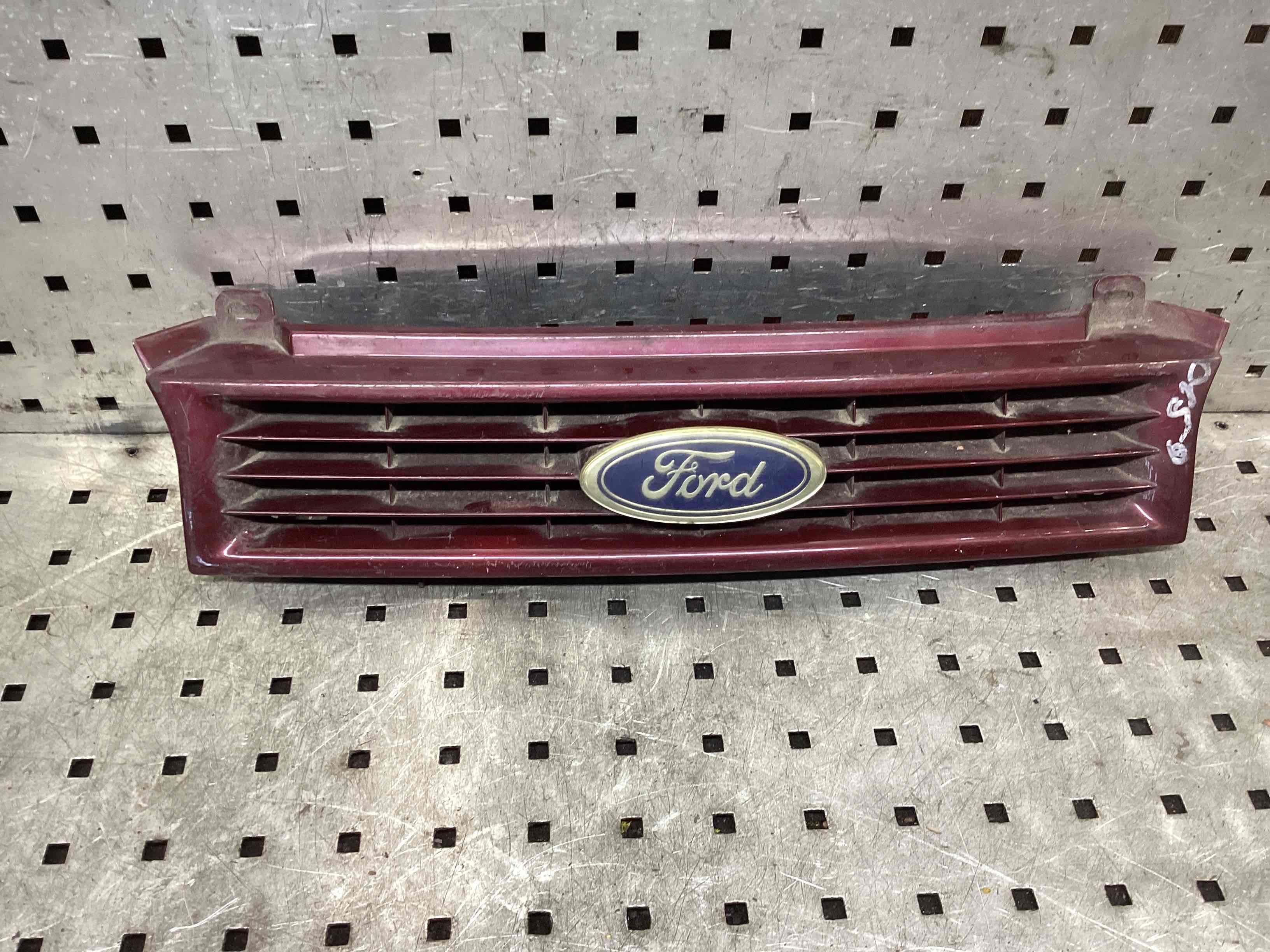 Решетка радиатора  Ford Sierra