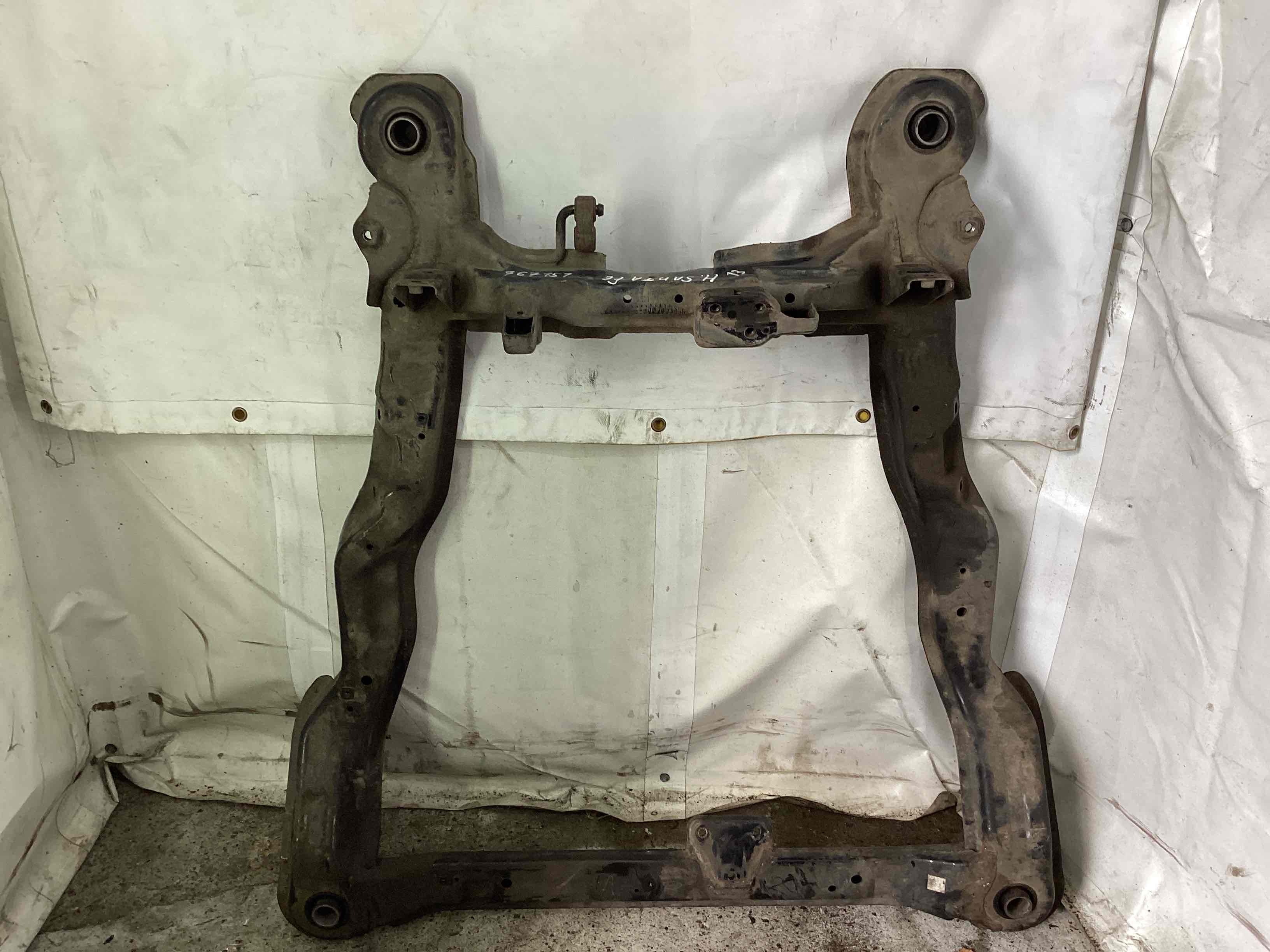 подрамник hyundai santa fe. подрамник хендай санта фе 2001. подрамник санта фе 2 2008. подрамник санта фе классик 2. подрамник hyundai santa fe.