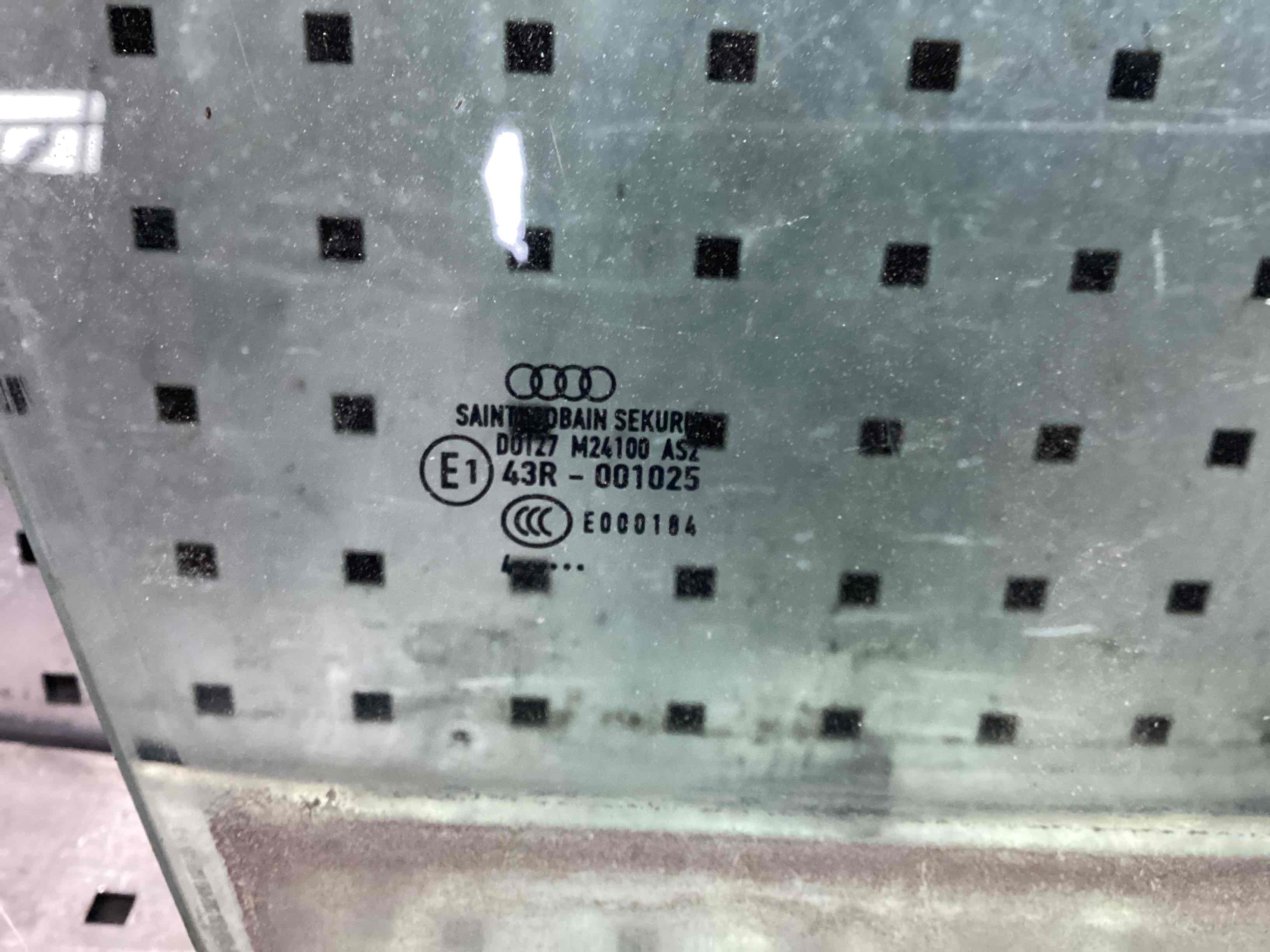 Стекло двери передней правой Audi A4 B7 купить в России