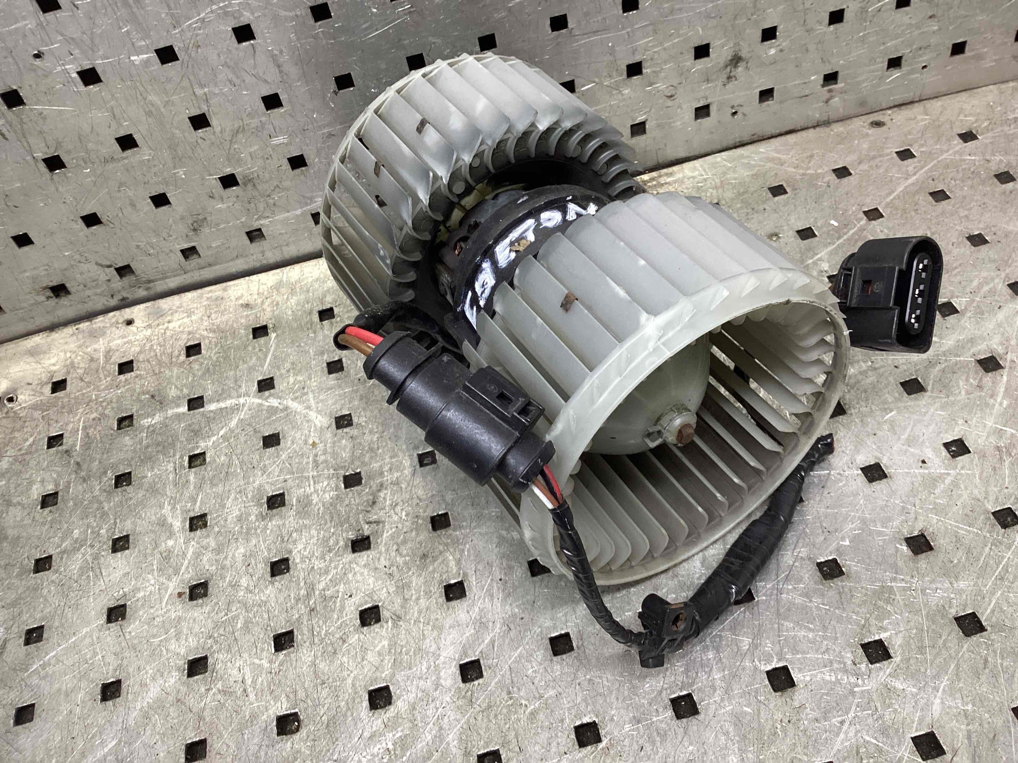Моторчик печки (вентилятор отопителя) Volkswagen Phaeton купить в России