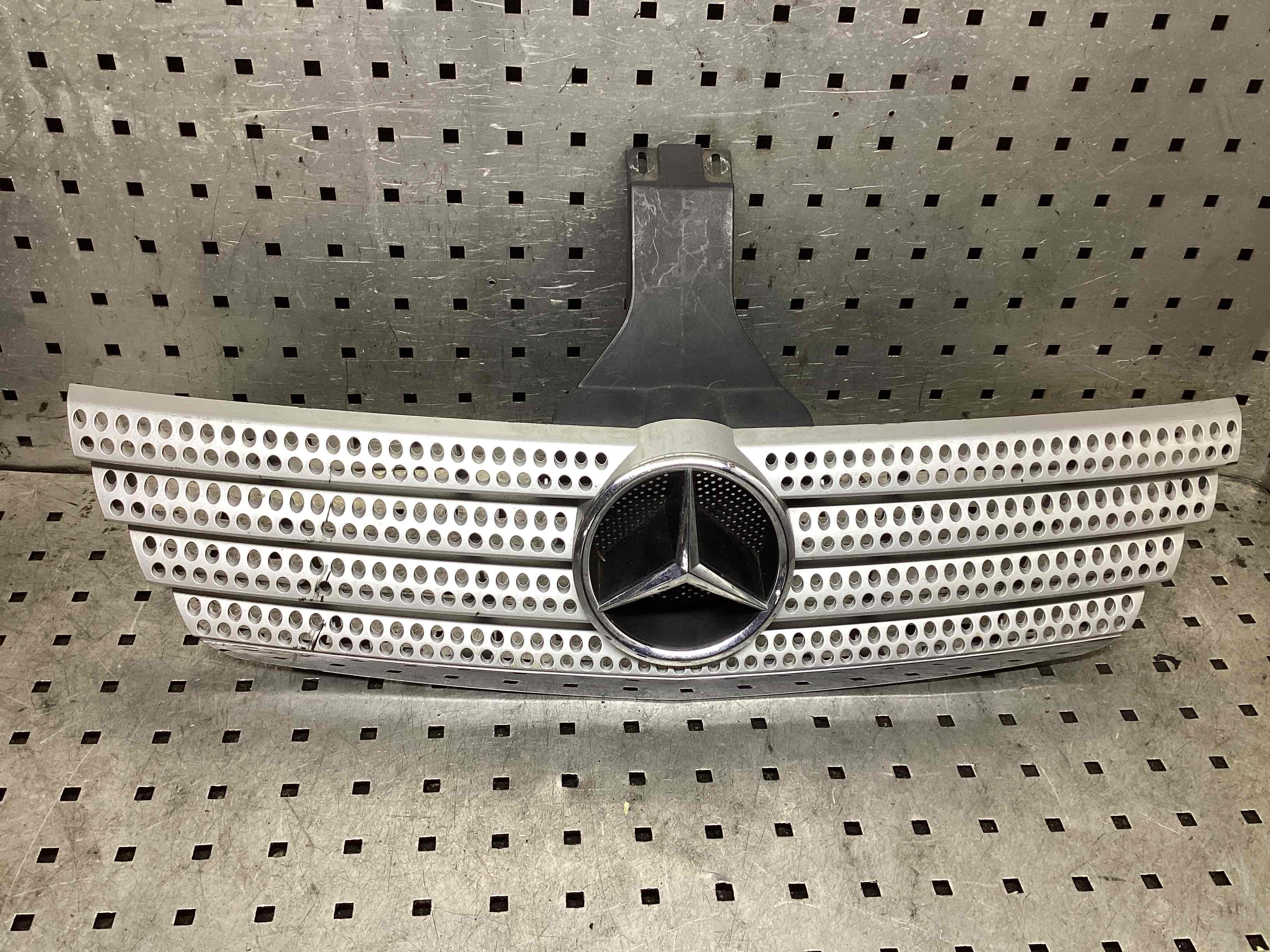 Решетка радиатора Mercedes C-Class (W203) купить в Беларуси