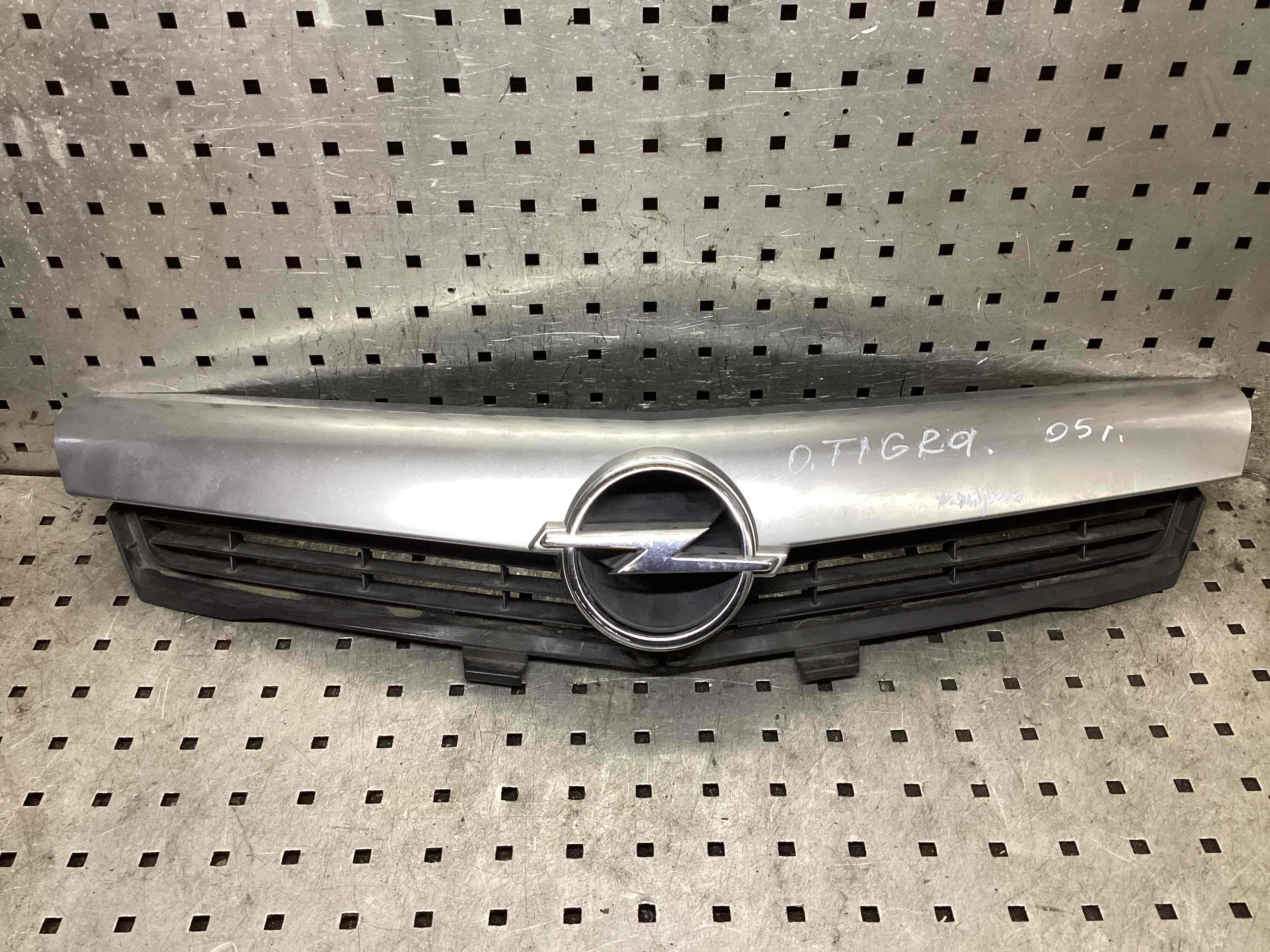 Решетка радиатора  Opel Tigra