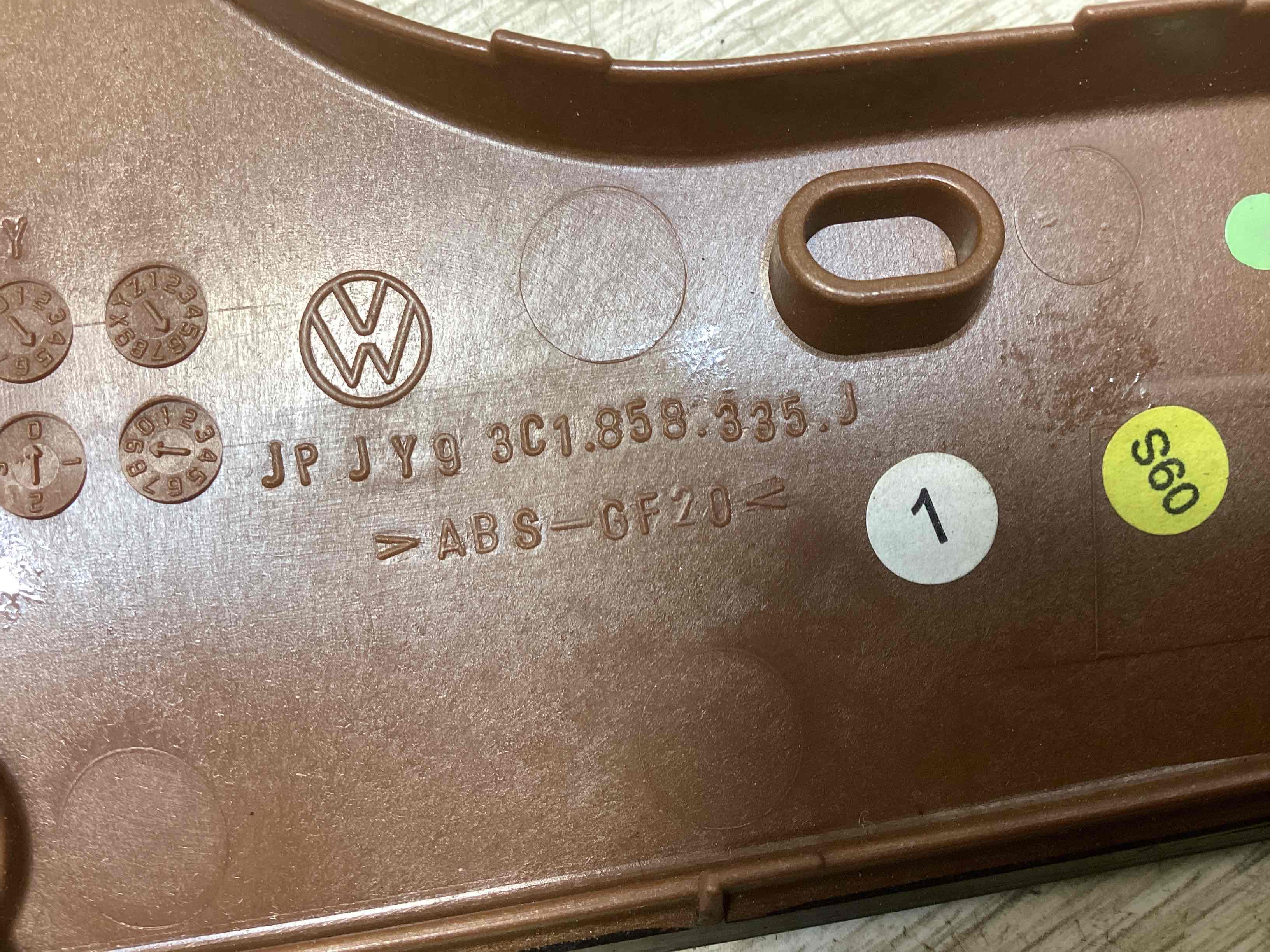 Накладка декоративная на торпедо Volkswagen Passat 6 купить в России