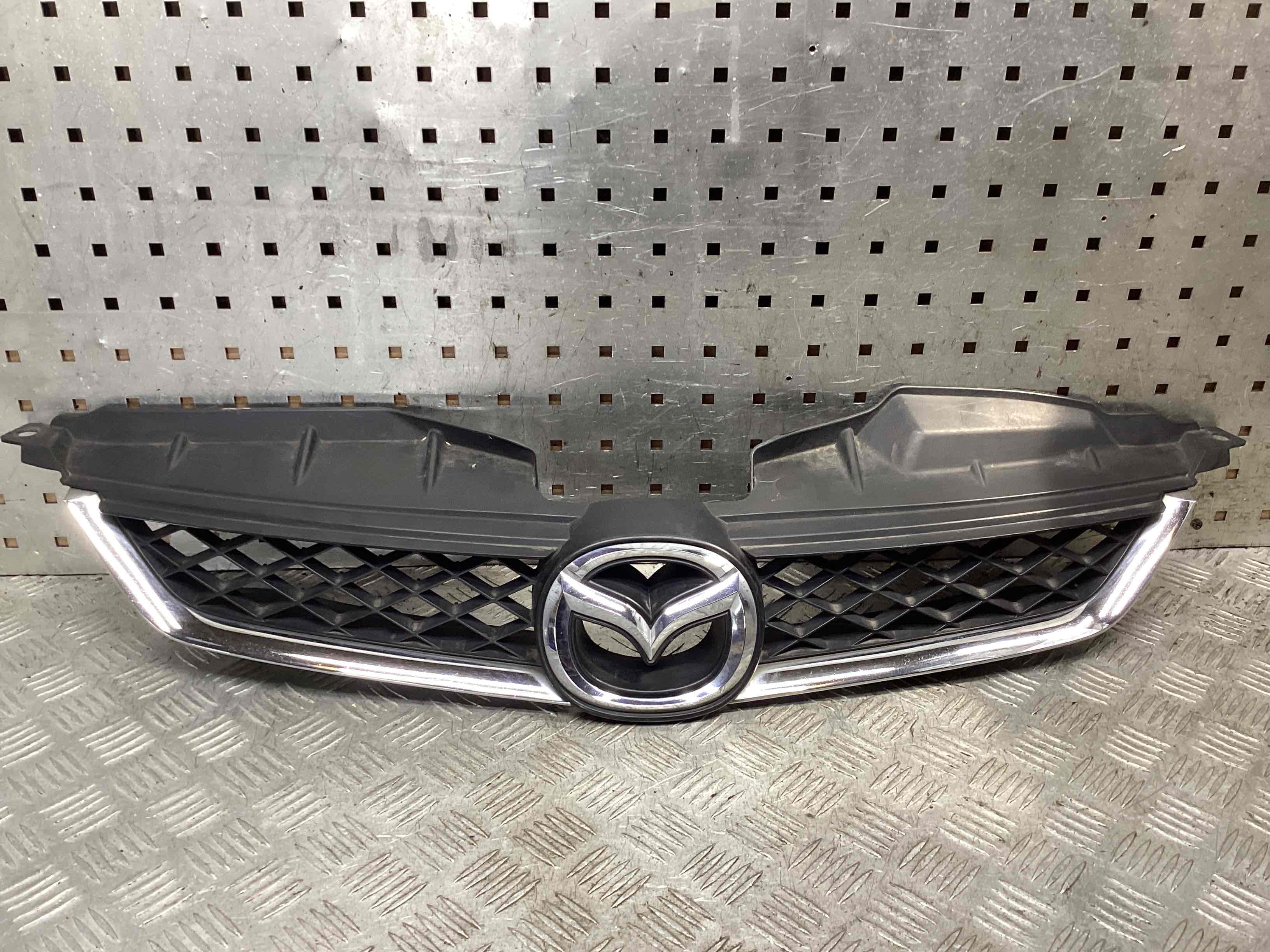Решетка радиатора  Mazda 5