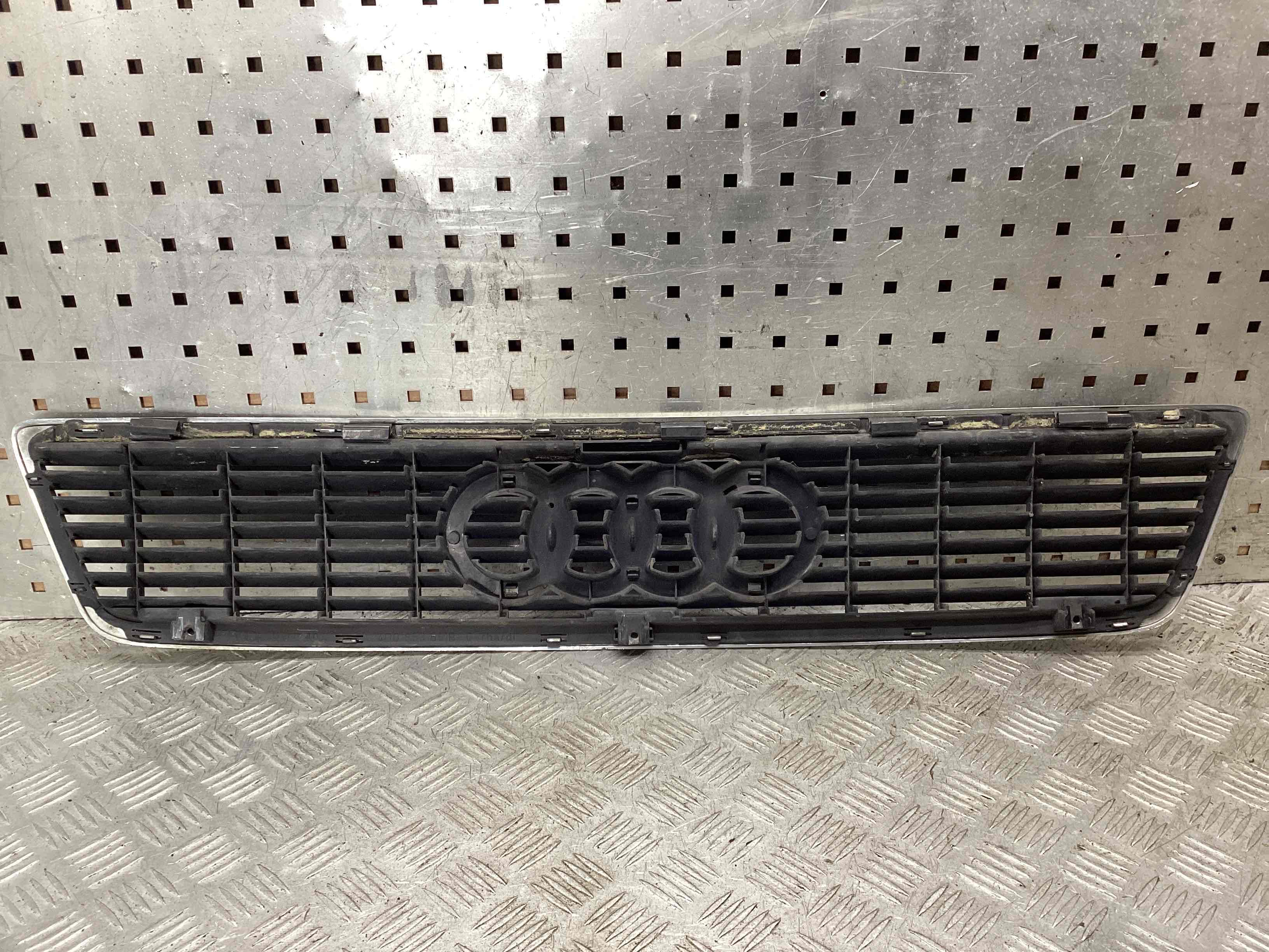 Решетка радиатора Audi A8 D2 купить в России