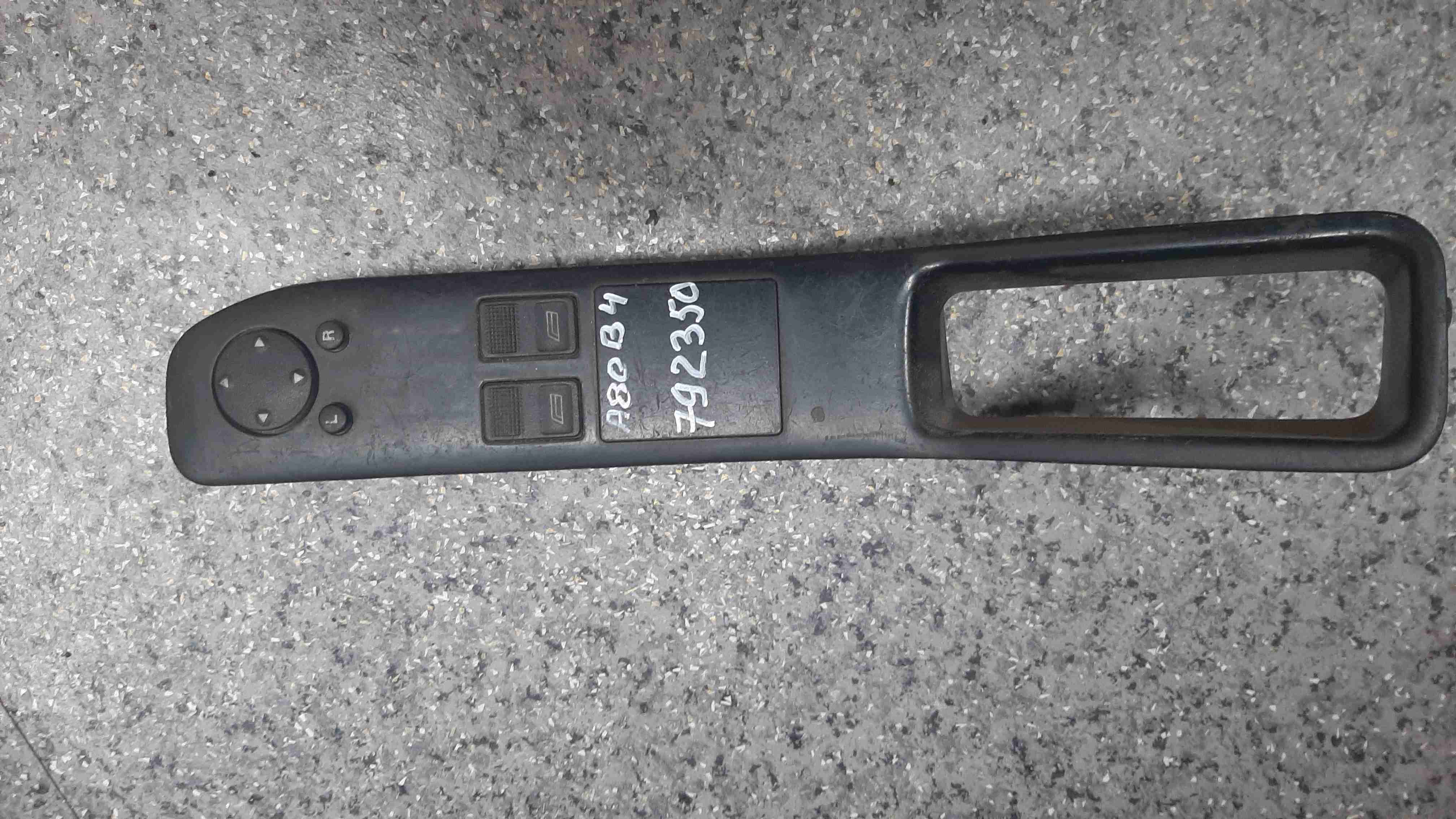 Кнопка стеклоподъемника  Audi 80