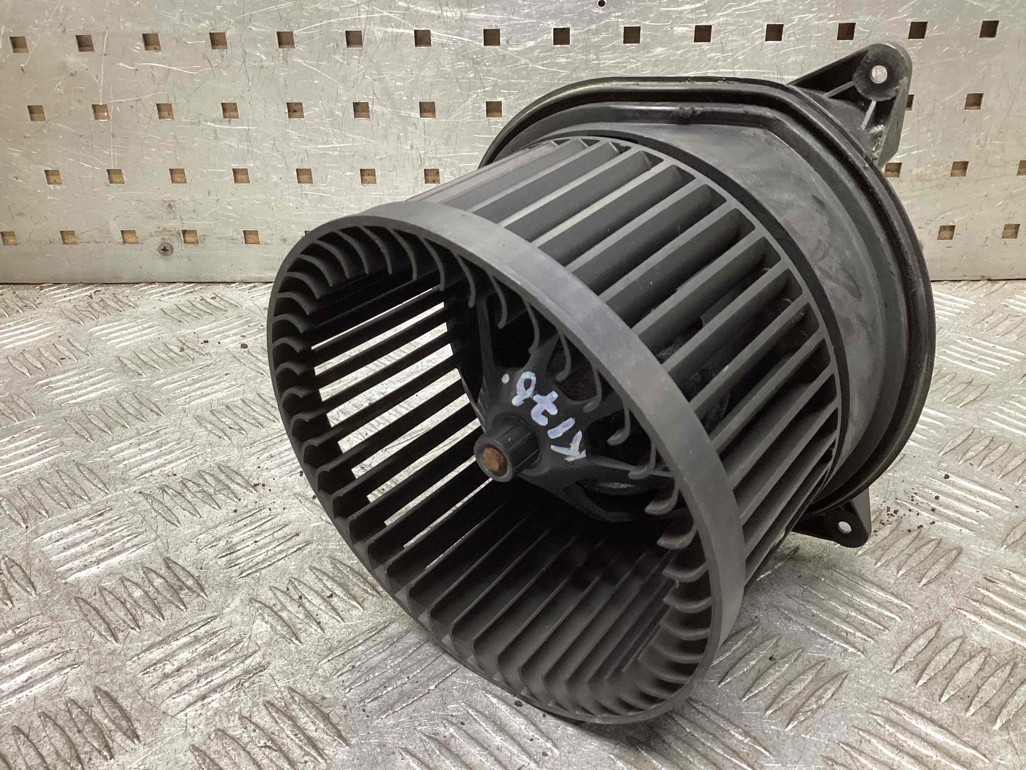 Моторчик печки (вентилятор отопителя) Ford Connect 1 купить в России