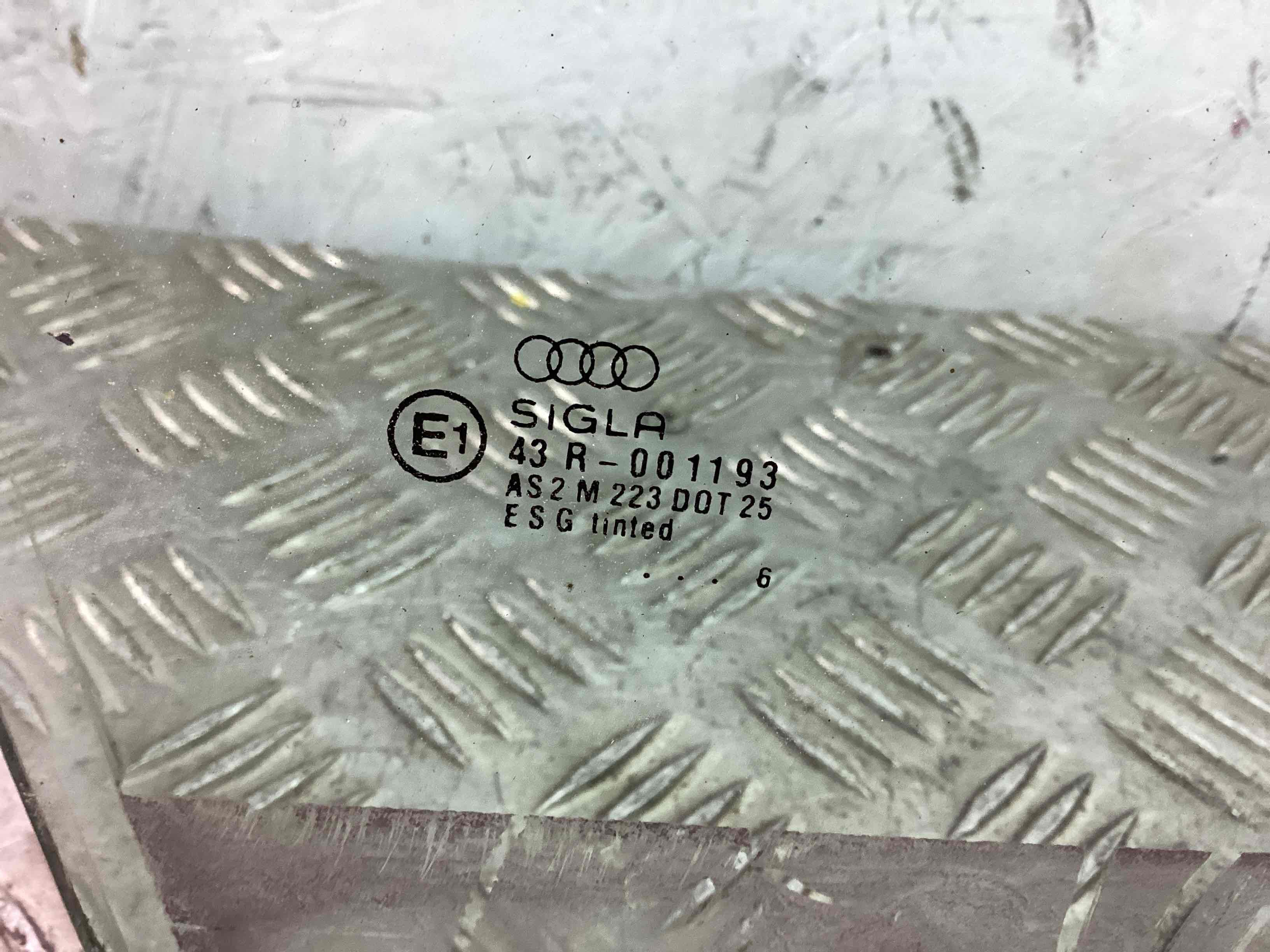 Стекло двери передней правой Audi A4 B5 купить в России