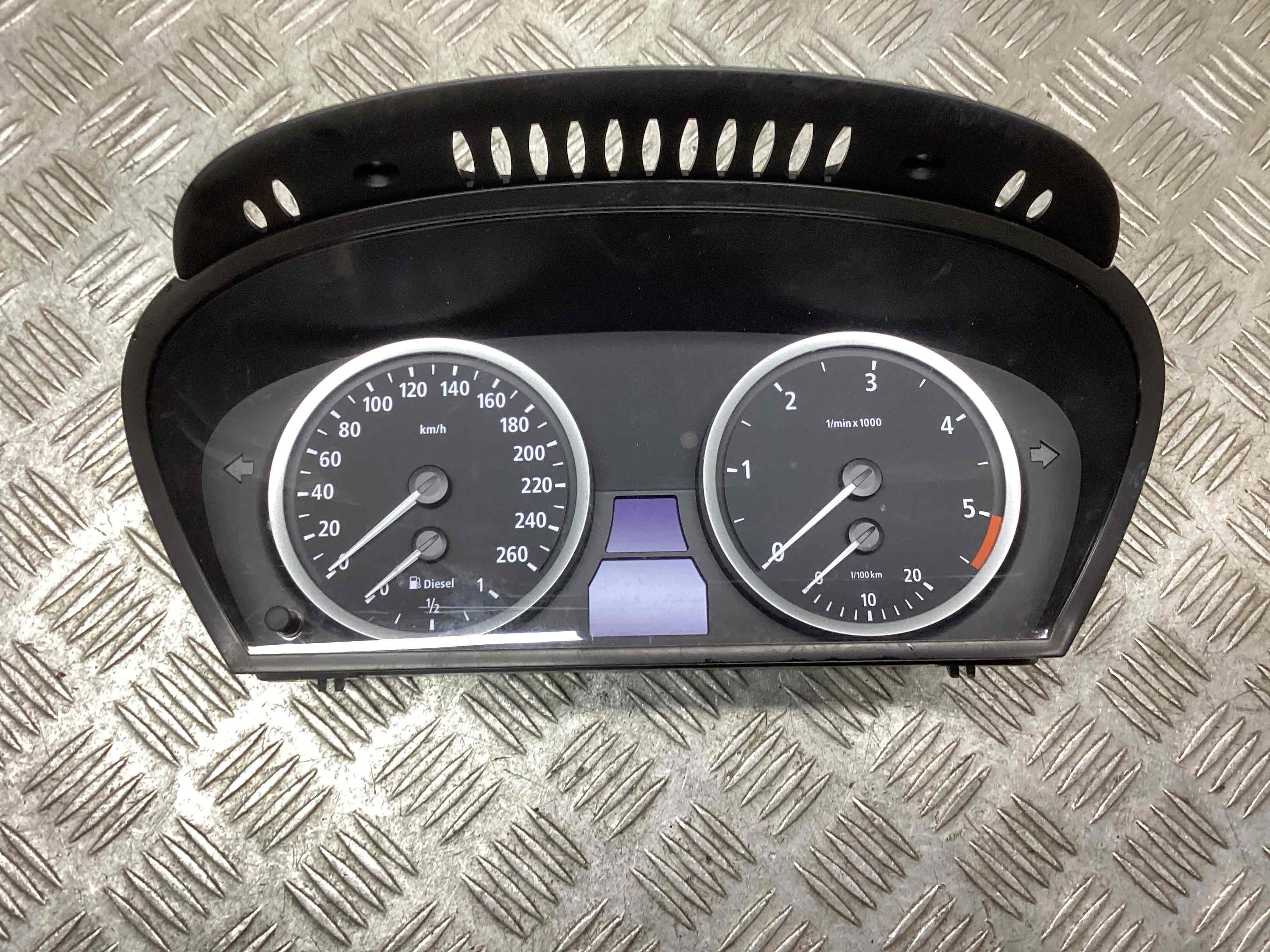 Щиток приборов (приборная панель)  BMW 5-Series