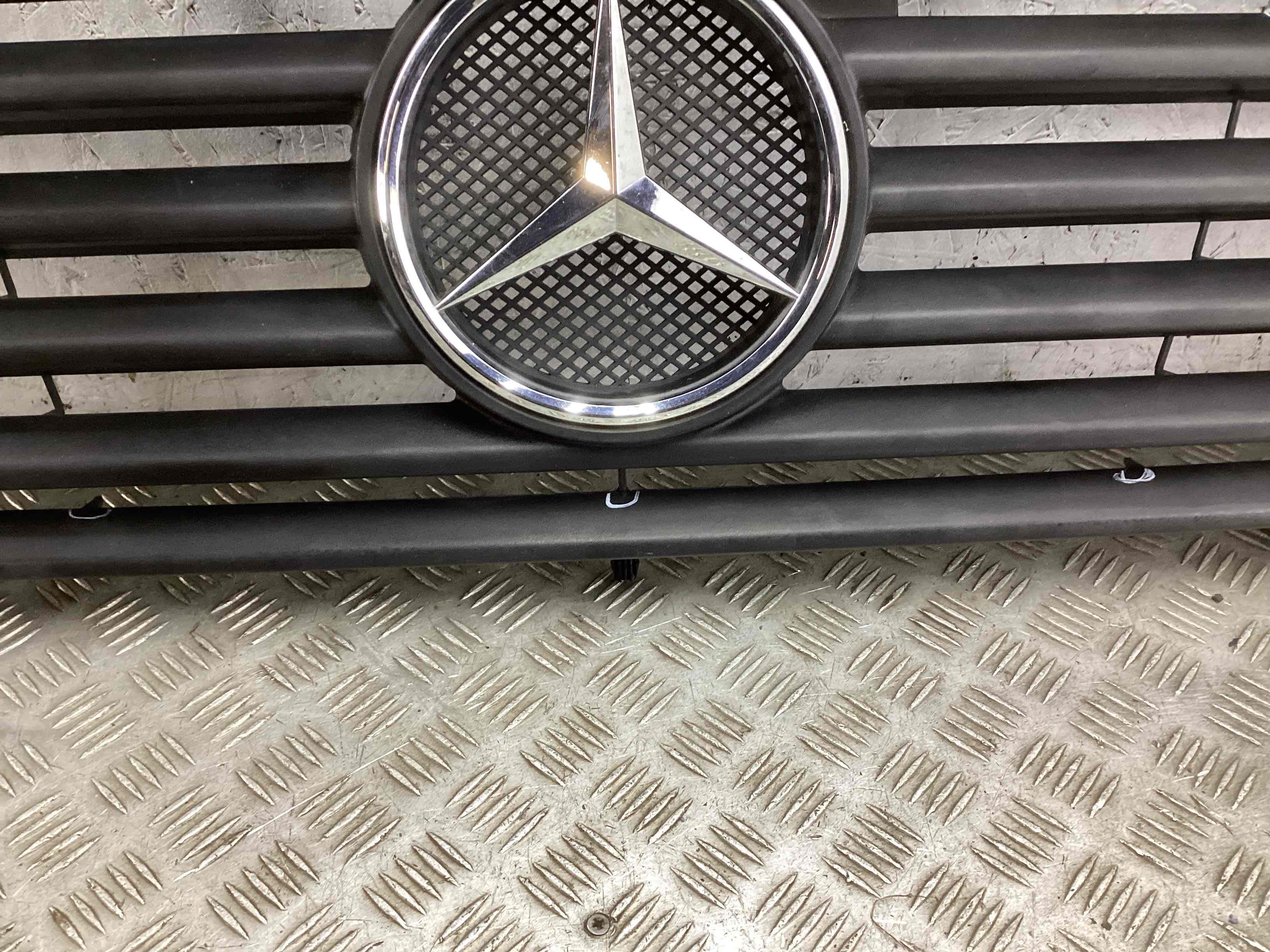 Решетка радиатора Mercedes Vario купить в Беларуси