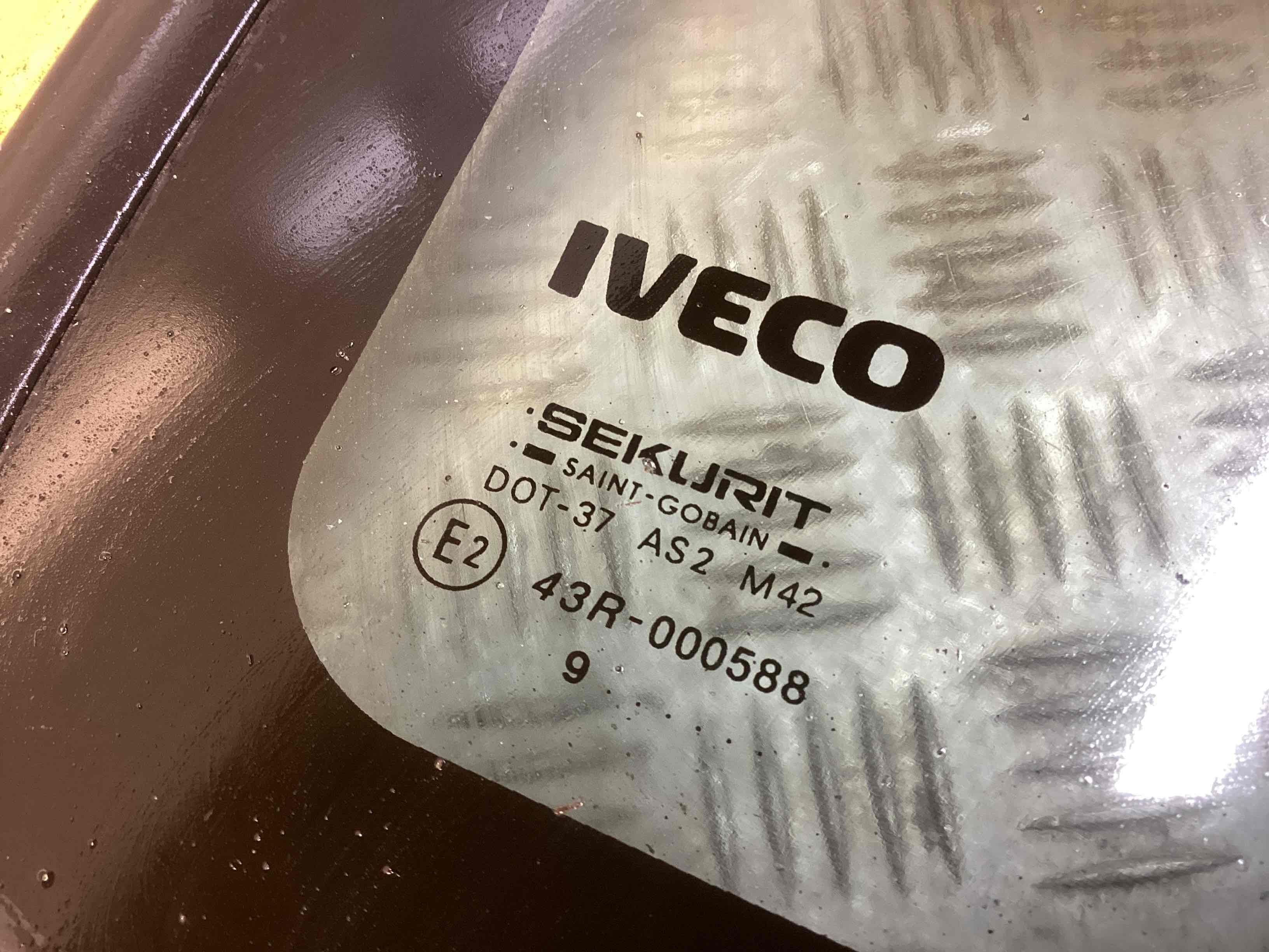 Стекло форточки двери передней левой Iveco EuroTech купить в Беларуси