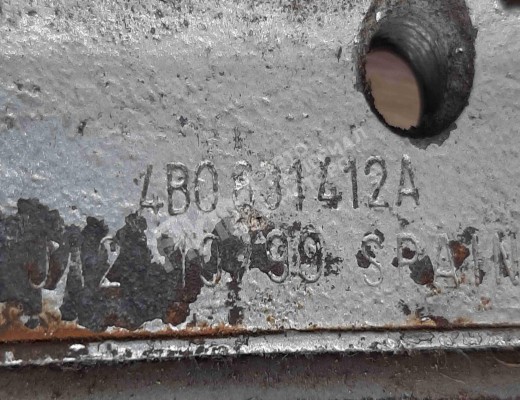 Петля двери передней правой Volkswagen Bora (1J) 1998-2005  Volkswagen Bora Bora (1J) 1998-2005