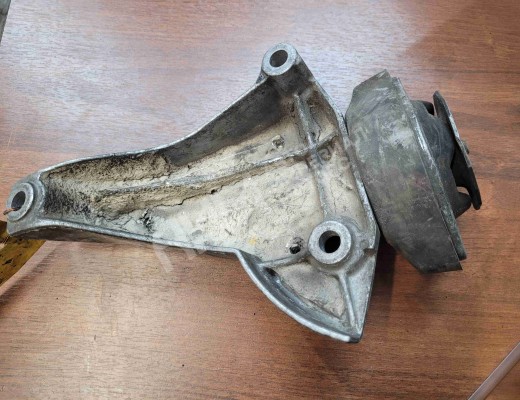 Кронштейн КПП Audi A6 C5 (4B) 1997-2001  Audi A6 A6 C5 (4B) 1997-2001