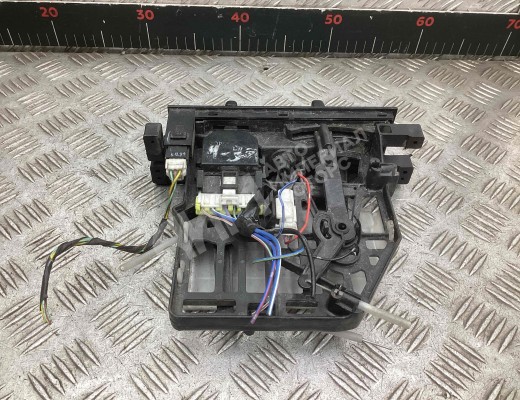 Блок управления печки/климат-контроля Nissan Serena (C23) 1991-2001  Nissan Serena Serena (C23) 1991-2001