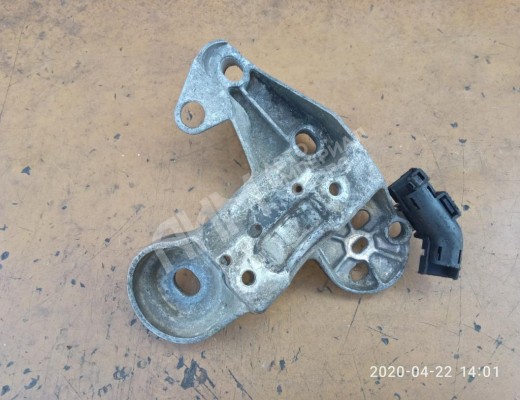 Кронштейн двигателя Volkswagen Passat B5 (3B) 1996-2000  Volkswagen Passat Passat B5 (3B) 1996-2000