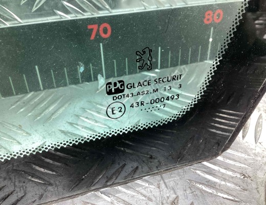Стекло кузовное боковое правое Peugeot 406 1995-2004  Peugeot 406 406 1995-2004