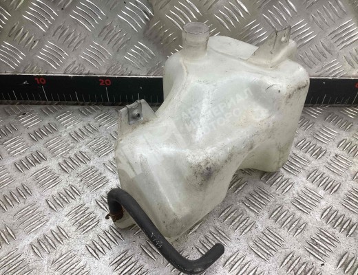 Бачок омывателя Nissan Serena (C23) 1991-2001  Nissan Serena Serena (C23) 1991-2001