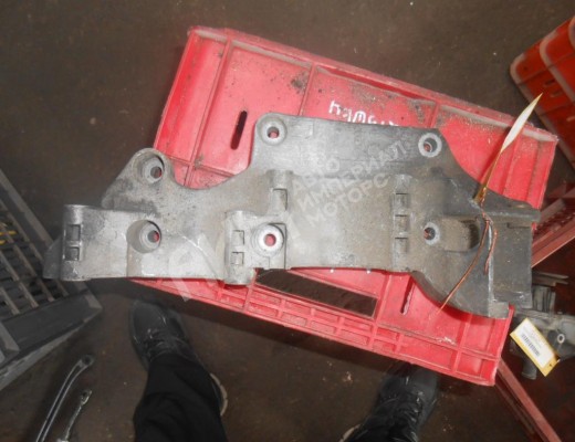 Кронштейн генератора Volkswagen Sharan I (7M) 2000-2003 рестайлинг  Volkswagen Sharan Sharan I (7M) 2000-2003 рестайлинг