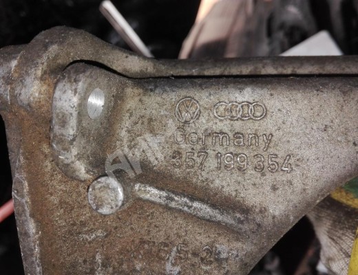 Кронштейн двигателя Volkswagen Passat B3 1988-1993  Volkswagen Passat Passat B3 1988-1993