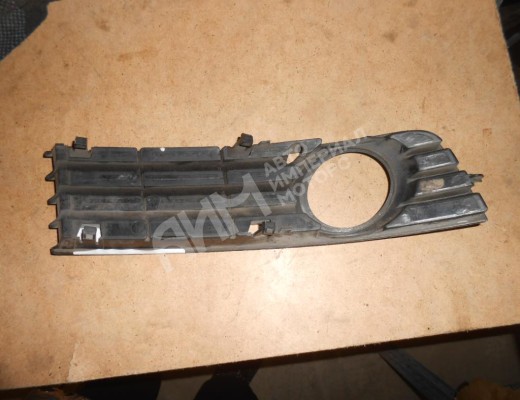 Заглушка (решетка) в бампер Audi A4 B6 (8EC, 8E5) 2000-2004  Audi A4 A4 B6 (8EC, 8E5) 2000-2004
