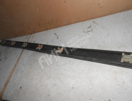 Молдинг двери передней правой Volkswagen Passat B4 (3A) 1993-1997  Volkswagen Passat Passat B4 (3A) 1993-1997