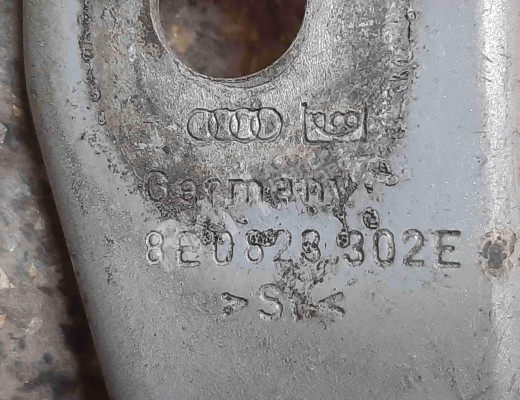 Петля капота правая Audi A4 B6 (8EC, 8E5) 2000-2004  Audi A4 A4 B6 (8EC, 8E5) 2000-2004