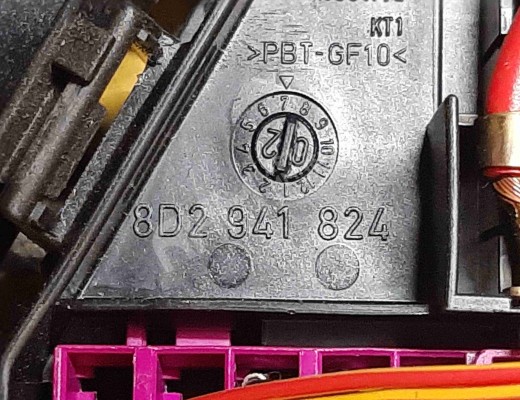 Блок предохранителей Audi A4 B6 (8EC, 8E5) 2000-2004  Audi A4 A4 B6 (8EC, 8E5) 2000-2004