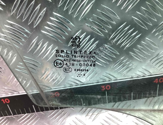 Стекло двери передней правой Peugeot 307 (3A/3H) 2001-2005  Peugeot 307 307 (3A/3H) 2001-2005