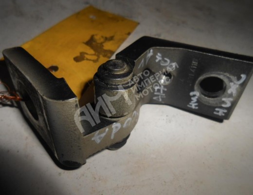 Петля двери передней левой Skoda Octavia A5 (1Z) 2004-2008  Skoda Octavia Octavia A5 (1Z) 2004-2008