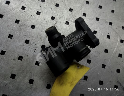 Фланец (тройник) системы охлаждения Volkswagen Passat B5 (3B) 1996-2000  Volkswagen Passat Passat B5 (3B) 1996-2000