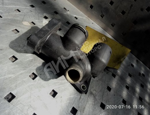 Фланец (тройник) системы охлаждения Volkswagen Passat B5 (3B) 1996-2000  Volkswagen Passat Passat B5 (3B) 1996-2000