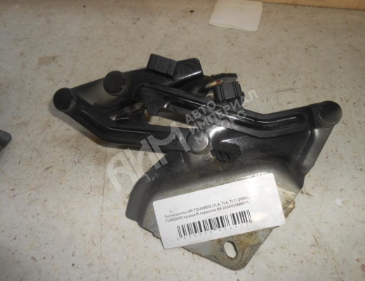 Петля капота правая Volkswagen Touareg I (7L) 2002-2006  Volkswagen Touareg Touareg I (7L) 2002-2006