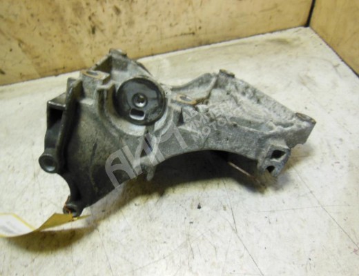 Кронштейн генератора Renault Trafic II 2001-2014  Renault Trafic Trafic II 2001-2014