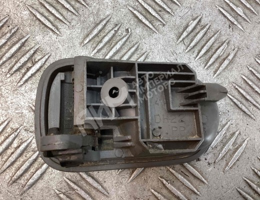 Ручка внутренняя задняя правая Mazda 323 VI (BJ) 1998-2003  Mazda 323 323 VI (BJ) 1998-2003