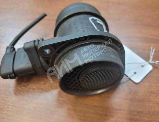Расходомер воздуха Volkswagen Passat B5+ (3B) 2000-2005 рестайлинг  Volkswagen Passat Passat B5+ (3B) 2000-2005 рестайлинг