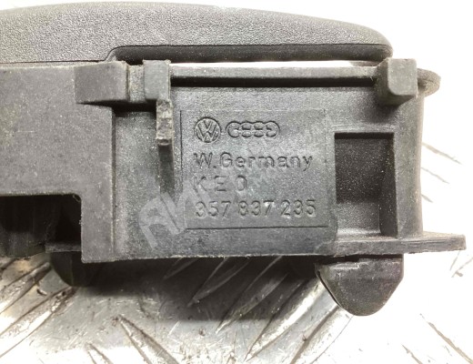 Ручка внутренняя задняя левая Volkswagen Passat B3 1988-1993  Volkswagen Passat Passat B3 1988-1993