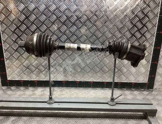 Полуось передняя левая (приводной вал, ШРУС) Audi A4 B6 (8EC, 8E5) 2000-2004  Audi A4 A4 B6 (8EC, 8E5) 2000-2004