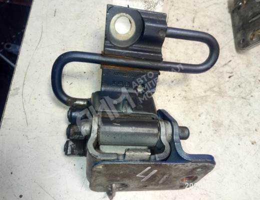 Петля двери передней левой Audi A4 B6 (8EC, 8E5) 2000-2004  Audi A4 A4 B6 (8EC, 8E5) 2000-2004