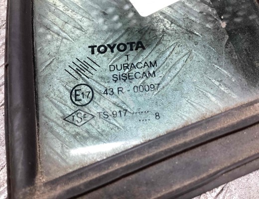 Форточка передняя правая Toyota Yaris II (XP90) 2005-2011  Toyota Yaris Yaris II (XP90) 2005-2011