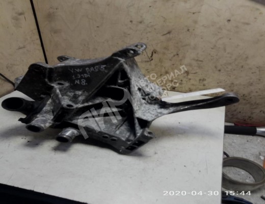 Кронштейн генератора Volkswagen Passat B5 (3B) 1996-2000  Volkswagen Passat Passat B5 (3B) 1996-2000