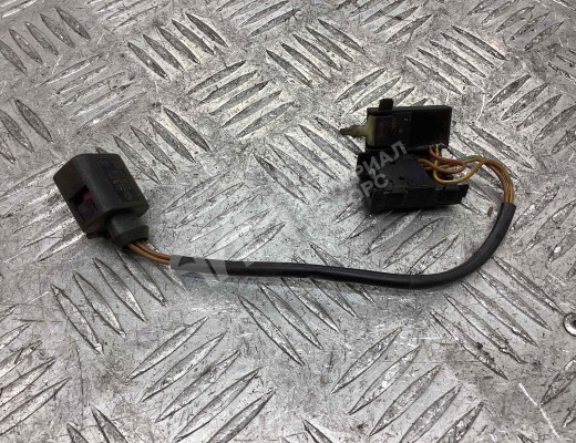 Выключатель концевой (концевик) Volkswagen Golf IV (1J) 1997-2004  Volkswagen Golf Golf IV (1J) 1997-2004