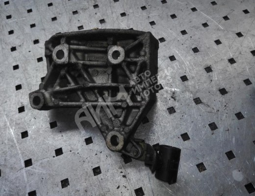 Кронштейн генератора Renault Clio II 1998-2005  Renault Clio Clio II 1998-2005